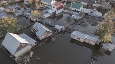 Seller, kasırgalar, küresel ısınma. İklim değişikliği, doğal afetler doğanın tsunamisi. Kıyamet, felaketler. Fırtınalar ve yıkım.