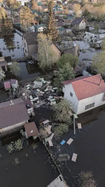 Seller, kasırgalar, küresel ısınma. İklim değişikliği, doğal afetler doğanın tsunamisi. Kıyamet, felaketler. Fırtınalar ve yıkım.