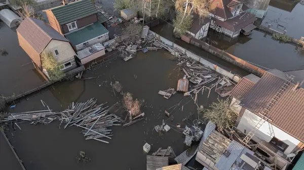 Seller, kasırgalar, küresel ısınma. İklim değişikliği, doğal afetler doğanın tsunamisi. Kıyamet, felaketler. Fırtınalar ve yıkım.