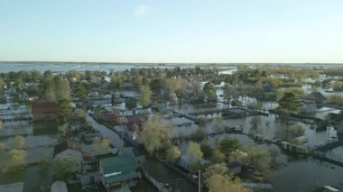 Küresel ısınma, gezegendeki seller. Kıyamet, felaketler, fırtınalar ve yıkım. Doğal afetler, iklim değişikliği, doğanın ayaklanması.