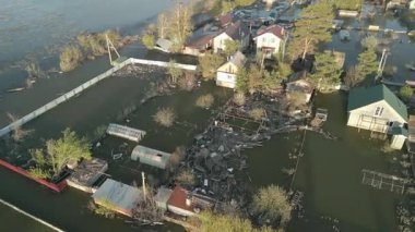 Küresel ısınma, gezegendeki seller. Kıyamet, felaketler, fırtınalar ve yıkım. Doğal afetler, iklim değişikliği, doğanın ayaklanması.