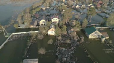 Küresel ısınma, gezegendeki seller. Kıyamet, felaketler, fırtınalar ve yıkım. Doğal afetler, iklim değişikliği, doğanın ayaklanması.
