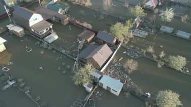 Küresel ısınma, gezegendeki seller. Kıyamet, felaketler, fırtınalar ve yıkım. Doğal afetler, iklim değişikliği, doğanın ayaklanması.