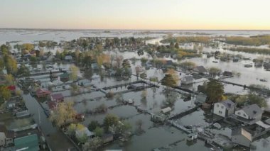 Küresel ısınma, gezegendeki seller. Kıyamet, felaketler, fırtınalar ve yıkım. Doğal afetler, iklim değişikliği, doğanın ayaklanması.