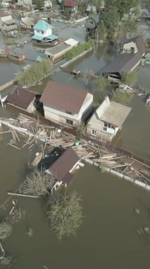 Küresel ısınma, gezegendeki seller. Kıyamet, felaketler, fırtınalar ve yıkım. Doğal afetler, iklim değişikliği, doğanın ayaklanması.