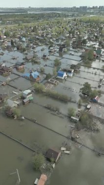 Küresel ısınma, gezegendeki seller. Kıyamet, felaketler, fırtınalar ve yıkım. Doğal afetler, iklim değişikliği, doğanın ayaklanması.