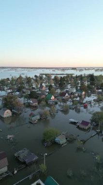 Küresel ısınma, gezegendeki seller. Kıyamet, felaketler, fırtınalar ve yıkım. Doğal afetler, iklim değişikliği, doğanın ayaklanması.