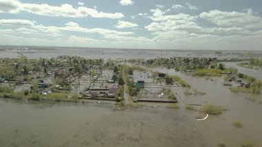 Küresel ısınma, gezegendeki seller. Kıyamet, felaketler, fırtınalar ve yıkım. Doğal afetler, iklim değişikliği, doğanın ayaklanması.