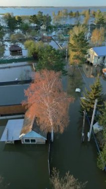 Küresel ısınma, gezegendeki seller. Kıyamet, felaketler, fırtınalar ve yıkım. Doğal afetler, iklim değişikliği, doğanın ayaklanması.