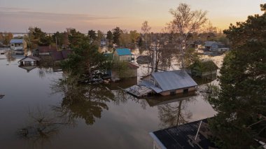 Küresel ısınma, gezegendeki seller. Kıyamet, felaketler, fırtınalar ve yıkım. Doğal afetler, iklim değişikliği, doğanın ayaklanması.