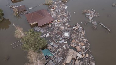 Küresel ısınma, gezegendeki seller. Kıyamet, felaketler, fırtınalar ve yıkım. Doğal afetler, iklim değişikliği, doğanın ayaklanması.