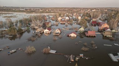 Küresel ısınma, gezegendeki seller. Kıyamet, felaketler, fırtınalar ve yıkım. Doğal afetler, iklim değişikliği, doğanın ayaklanması.