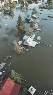 Küresel ısınma, gezegendeki seller. Kıyamet, felaketler, fırtınalar ve yıkım. Doğal afetler, iklim değişikliği, doğanın ayaklanması.