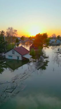 Küresel ısınma, gezegendeki seller. Kıyamet, felaketler, fırtınalar ve yıkım. Doğal afetler, iklim değişikliği, doğanın ayaklanması.