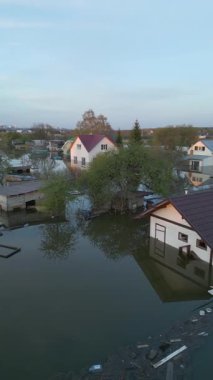 Küresel ısınma, gezegendeki seller. Kıyamet, felaketler, fırtınalar ve yıkım. Doğal afetler, iklim değişikliği, doğanın ayaklanması.