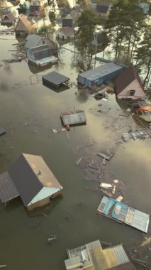 Küresel ısınma, gezegendeki seller. Kıyamet, felaketler, fırtınalar ve yıkım. Doğal afetler, iklim değişikliği, doğanın ayaklanması.