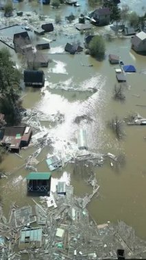 Küresel ısınma, gezegendeki seller. Kıyamet, felaketler, fırtınalar ve yıkım. Doğal afetler, iklim değişikliği, doğanın ayaklanması.