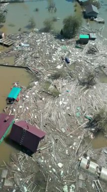 Küresel ısınma, gezegendeki seller. Kıyamet, felaketler, fırtınalar ve yıkım. Doğal afetler, iklim değişikliği, doğanın ayaklanması.