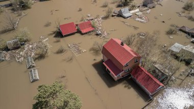 Küresel ısınma, gezegendeki seller. Kıyamet, felaketler, fırtınalar ve yıkım. Doğal afetler, iklim değişikliği, doğanın ayaklanması.