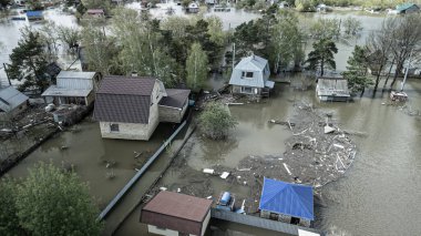 Seller, kasırgalar, küresel ısınma. İklim değişikliği, doğal afetler doğanın tsunamisi. Kıyamet, felaketler. Fırtınalar ve yıkım.