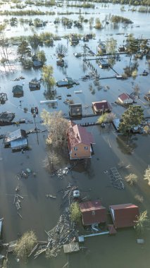 Küresel ısınma, gezegendeki seller. Kıyamet, felaketler, fırtınalar ve yıkım. Doğal afetler, iklim değişikliği, doğanın ayaklanması.