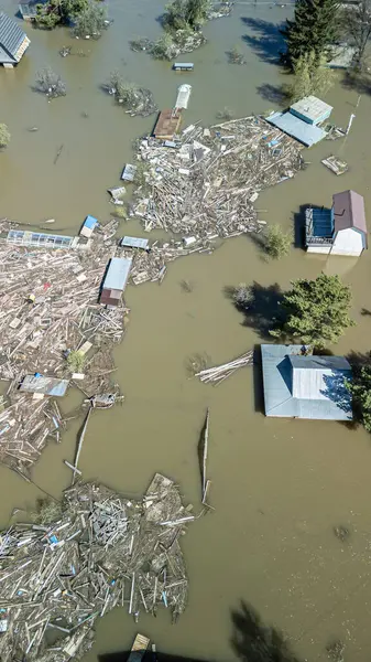 Seller, kasırgalar, küresel ısınma. İklim değişikliği, doğal afetler doğanın tsunamisi. Kıyamet, felaketler. Fırtınalar ve yıkım.