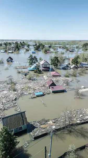 Küresel ısınma, gezegendeki seller. Kıyamet, felaketler, fırtınalar ve yıkım. Doğal afetler, iklim değişikliği, doğanın ayaklanması.