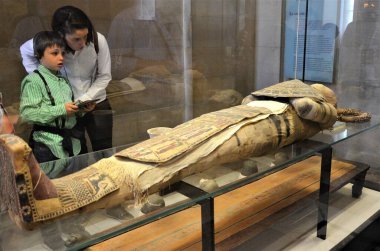 Paris, Fransa 03.25.2017: Paris 'in ünlü bir müzesinin içi