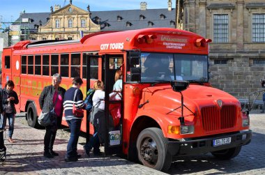 Bamberg, Almanya - 10.20.2018: Bamberg 'deki Regnitz nehrinin kıyısında tarihi bir çeyrek