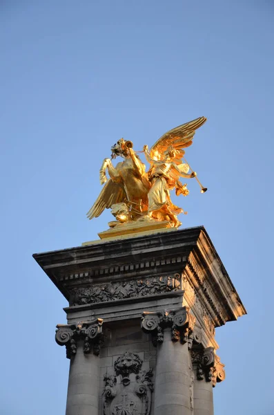 法国巴黎著名的亚历山大三世桥落日时分 — 图库照片