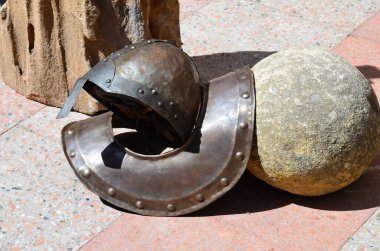 Ortaçağ şövalye zırhının miğferi ve omuz parçası.