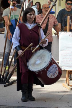 Carloforte, Sardunya 04.29.2018: Iglesias davulcuları ve trompetçileri - Sardunya