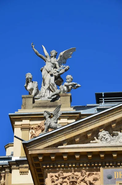 德国威斯巴登 2018 国家剧院 前面有弗里德里希 席勒的雕像 — 图库照片