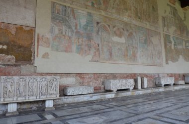 Pisa, İtalya 04.27.2018: Kamposanto Anıtı, Toskana 'nın Pisa kentindeki Mucizeler Meydanı' ndaki antik mezarlık ve anıt mezar