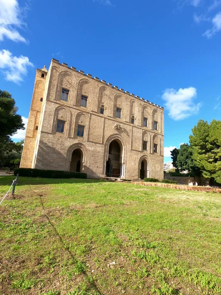palermo Sicilya'la zisa, en iyi atış Sicilya'daki norman kale korunmuş.