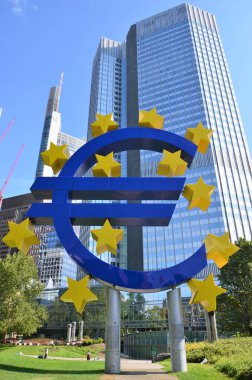 Frankfurt am Main, Almanya - 08.26.2018: Frankfurt 'ta EURO İşareti