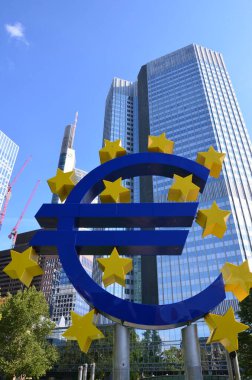 Frankfurt am Main, Almanya - 08.26.2018: Frankfurt 'ta EURO İşareti