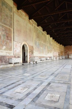 Pisa, İtalya 04.27.2018: Kamposanto Anıtı, Toskana 'nın Pisa kentindeki Mucizeler Meydanı' ndaki antik mezarlık ve anıt mezar