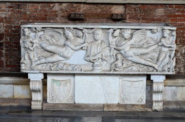 Pisa, İtalya 04.27.2018: Kamposanto Anıtı, Toskana 'nın Pisa kentindeki Mucizeler Meydanı' ndaki antik mezarlık ve anıt mezar