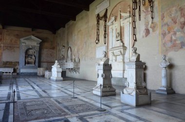 Pisa, İtalya 04.27.2018: Kamposanto Anıtı, Toskana 'nın Pisa kentindeki Mucizeler Meydanı' ndaki antik mezarlık ve anıt mezar