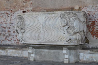 Pisa, İtalya 04.27.2018: Kamposanto Anıtı, Toskana 'nın Pisa kentindeki Mucizeler Meydanı' ndaki antik mezarlık ve anıt mezar