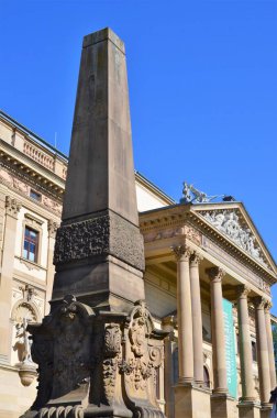 Wiesbaden, Almanya - 09.30. 2018: Devlet Tiyatrosu, önünde Friedrich Schiller heykeli olan