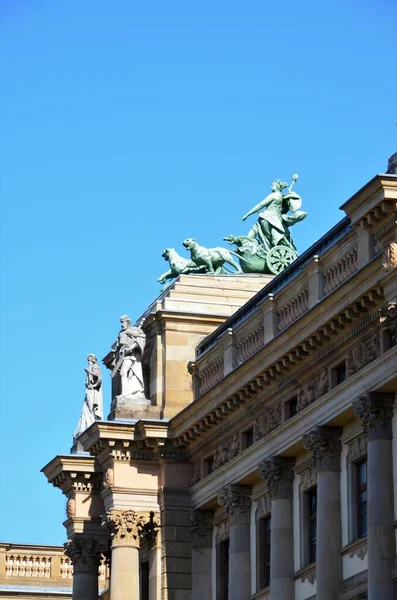 德国威斯巴登 2018 国家剧院 前面有弗里德里希 席勒的雕像 — 图库照片