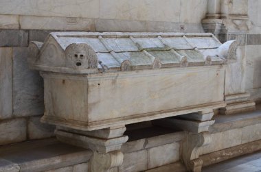 Pisa, İtalya 04.27.2018: Kamposanto Anıtı, Toskana 'nın Pisa kentindeki Mucizeler Meydanı' ndaki antik mezarlık ve anıt mezar