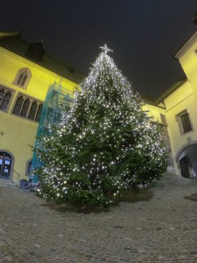 Regensburg, Almanya 12.02.2018: Neupfarrplatz (New Parish Meydanı) çevresindeki Neupfarrkirche (New Parish Kilisesi) şehrinin ana Noel pazarı.