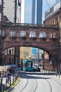 Frankfurt am Main, Almanya 08.26.2018: Frankfurt eski kenti Standesamt Mitte ve Frankfurt 'taki modern tramvay