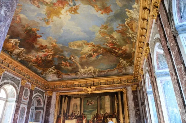 Versay, Fransa - 03.26.2017: Paris yakınlarındaki Versailles Şatosu (Versailles Sarayı)