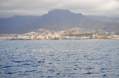 Kışın İspanya 'nın Kanarya Adaları, kışın İspanya kıyı şeridi boyunca yelkenli tekne gezisi sırasında Tenerife adasının güney kıyısındaki tatil beldelerine ve plajlara bakın.
