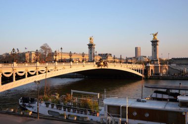 Ünlü Alexandre Köprüsü Paris, Fransa 'da gün batımında