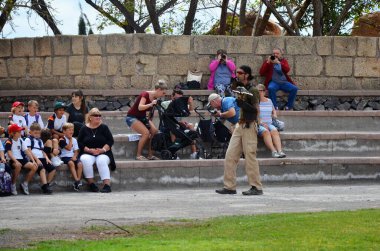 Tenerife, İspanya 03.20.2018: Tenerife adasındaki Jungle Park 'ta kuş gösterisi